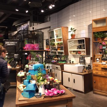 Lush - In heaven! - Cosmetics & Beauty Supply Near Me - London, XGL Lush - In heaven! - Cosmetics & Beauty Supply Near Me - London, XGL