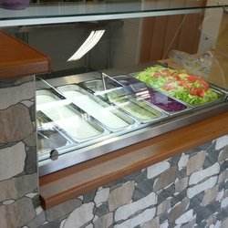 Mahir Kebab - Tady máme pult se salátem a omáčkami.