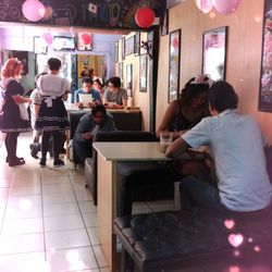Silhouette Maid Cafe - Un increíble lugar donde no solo comes rico y te llenas si no, te puedes sentir bastante cómodo y bien atendido.