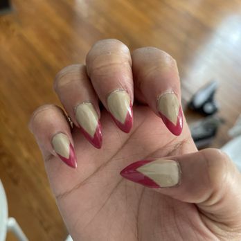 Ladue Nail and Spa - Again my cuticles, the v shape isn't even and the polish is streaky, this is my right hand - Nail Salons Near Me - Saint Louis, Missouri