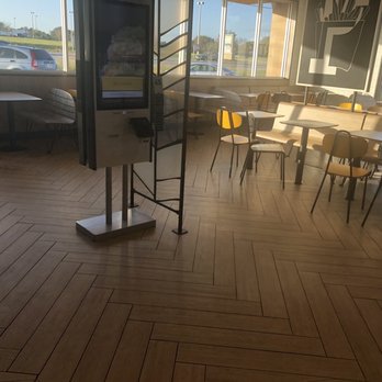 McDonald's - Seating area - Coffee & Tea Near Me - Tavares, Florida