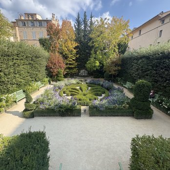 L'Auberge d'Aillane - The nearby courtyard - Provencal Near Me - Aix en Provence, 13