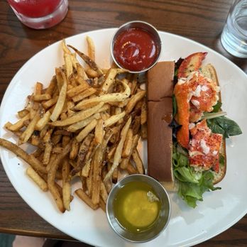 East Coast Provisions - Maine Lobster Roll - Sushi Bars Near Me - Richmond, Virginia