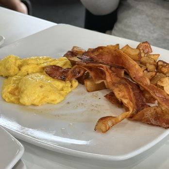French Toast Bistro - 2 Eggs Breakfast - Breakfast & Brunch Near Me - Clawson, Michigan