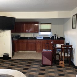 Pacer Inn and Suites - Family suite kitchenette