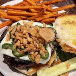 Fargo Bar & Grill - Jalapeño Crunch Burger