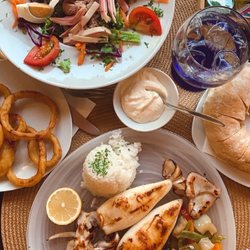 Miami - Salat Miami Grillt Squid with garlic Homemade bread with aioli