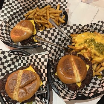 Between 2 Buns - American Near Me - Vancouver, British Columbia