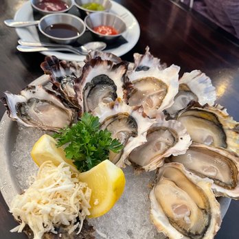 Harbour Oyster + Bar - Cocktail Bars Near Me - Vancouver, British Columbia Harbour Oyster + Bar - Cocktail Bars Near Me - Vancouver, British Columbia