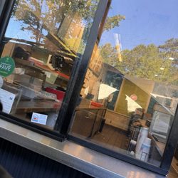 Captain D's - Does anyone work here ??? Customers standing in lint and no one around