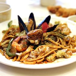 蓬萊拉麵屋 - Fried Udon with Seafood Set...
