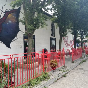 Dave's Hot Chicken - Patio and side pickup window - Chicken Shop Near Me - Toronto, Ontario