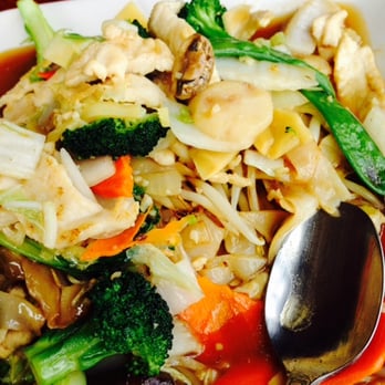 Chinshan - Chicken Chow Fun with Extra Veggies. Huge portion btw. - Chinese Near Me - Albuquerque, New Mexico