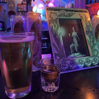 Dots Cafe - Dive Bars Near Me - Portland, Oregon