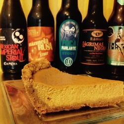 Tabeerna Los Inmortales - Variedad de cerveza artesanal estilo stout y pay de calabaza, en Tabeerna Los Inmortales
