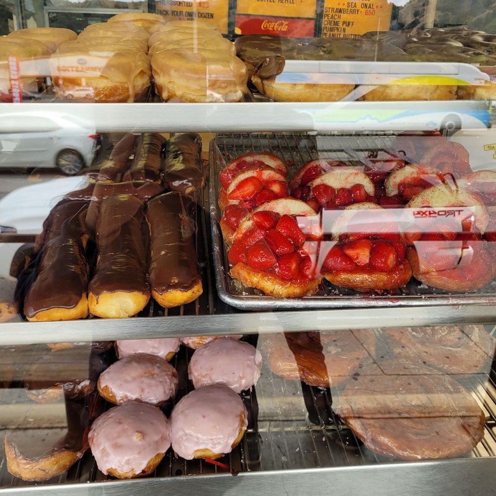 The Donut Man - Glendora - Display case - Donuts Near Me - Glendora, California The Donut Man - Glendora - Display case - Donuts Near Me - Glendora, California