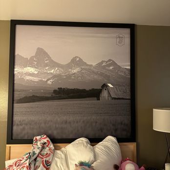 Super 8 by Wyndham Moscow - Large art over beds, with Super 8 logo - Hotels Near Me - Moscow, Idaho