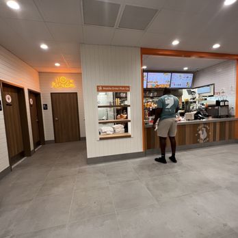 Popeyes Louisiana Kitchen - a man standing in the kitchen - Fast Food Near Me - Midlothian, Virginia Popeyes Louisiana Kitchen - a man standing in the kitchen - Fast Food Near Me - Midlothian, Virginia