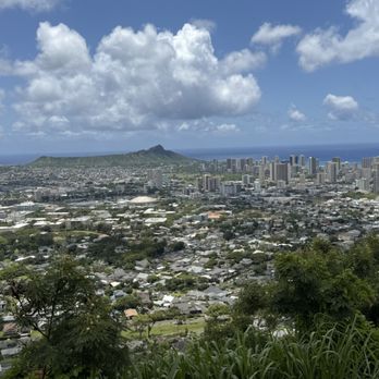 Mount Tantalus - View from roadside overlook. Diamond Head in the distance - Parks Near Me