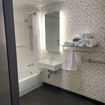 Holiday Inn Mobile-Dwtn/Hist. District - Nice hot shower and all the Dove body care - Hotels Near Me - Mobile, Alabama Holiday Inn Mobile-Dwtn/Hist. District - Nice hot shower and all the Dove body care - Hotels Near Me - Mobile, Alabama