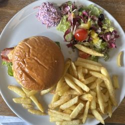 The Red Brick Cafe - Birger, chips and salad