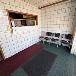 Wing's Chinese Restaurant - Small wait area