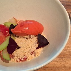 Publiek - Mout, rabarber, eerste aardbeien / Malt (cream), rhubarb and first strawberry sorbet.  2023 05 16. M1.
