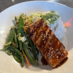 The Holland Restaurant - Salmon entree - dairy free