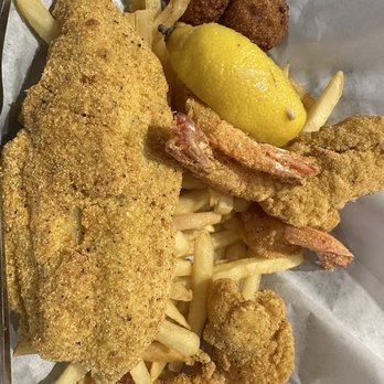 Flying Fish - 4 Shrimp / 1 Catfish Fillet basket - Seafood Near Me - Plano, Texas