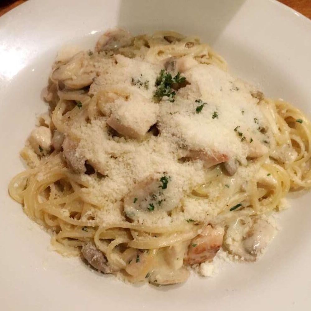 Bizzarro - Linguine con Pollo & Spinaci with mushrooms and looooots of parmesan - Italian Near Me - London, XGL Bizzarro - Linguine con Pollo & Spinaci with mushrooms and looooots of parmesan - Italian Near Me - London, XGL