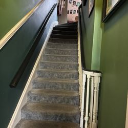 Kellys Bar And Irish Music Pub - Stairs to the upper area