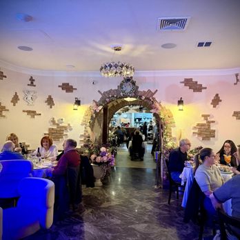 Il Colosseo - Inside - Italian Near Me - Brooklyn, New York