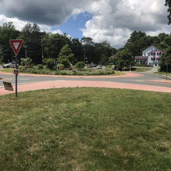 Country Cloverleaf Shell - Nice view of the rotary, traffic circle, round-about of whatever you call it, from the picnic tables. - Delis Near Me - Killingworth, Connecticut