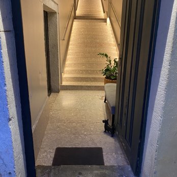 Ao 26 - Two large green doors, taking you down the stairs into to the secret garden. - Vegan Near Me - Lisbon, 11