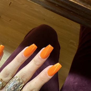 Sonoma Nails - Close up of the orange cat eye - Nail Salons Near Me - Sonoma, California