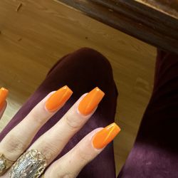 Sonoma Nails - Close up of the orange cat eye