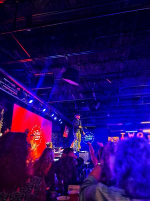 Two Tones Dueling Piano Bar by null