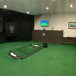 Lake Forest Country Club - Indoor hitting room with SkyTrak