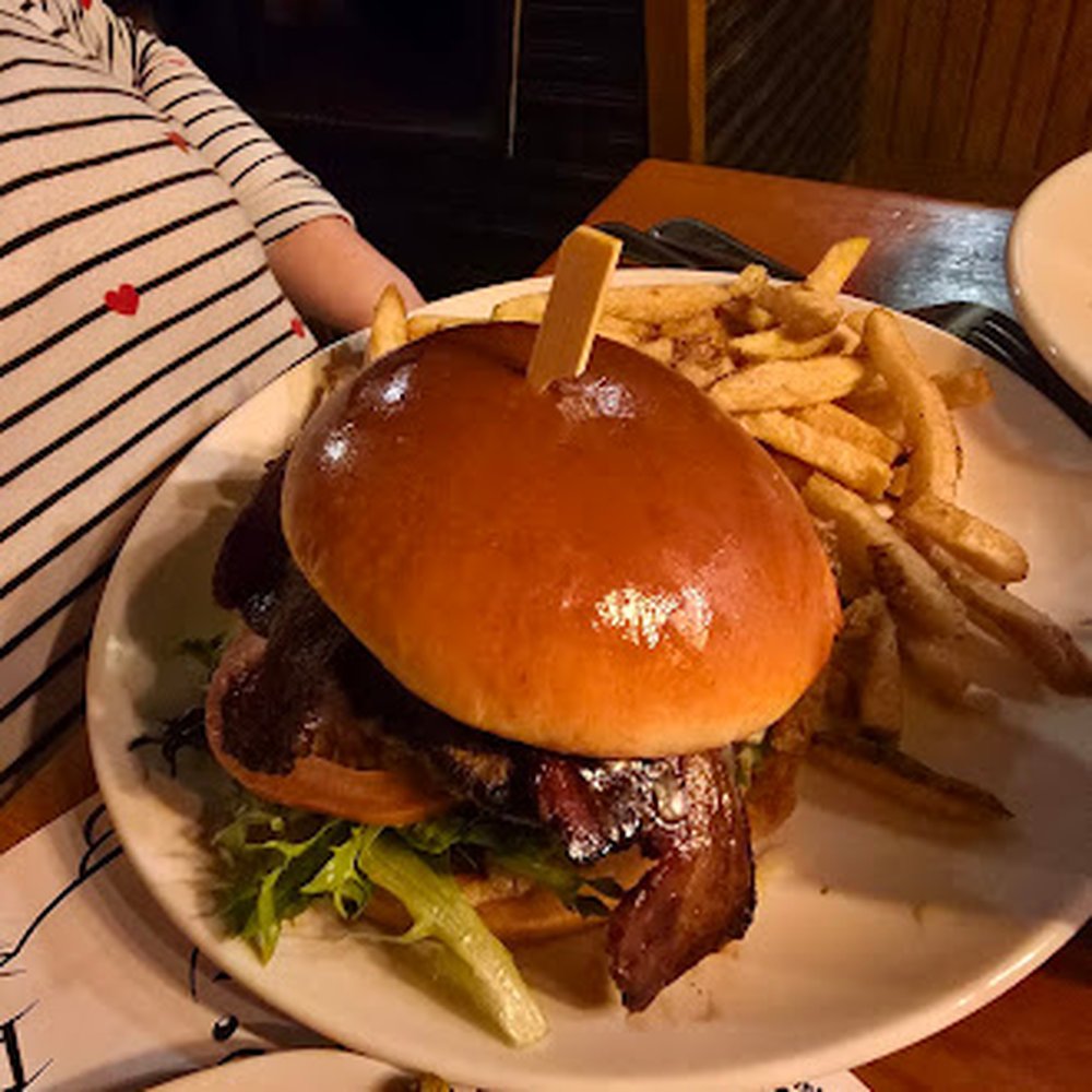 Crockett's Public House - Bacon Burger - American Near Me - Puyallup, Washington