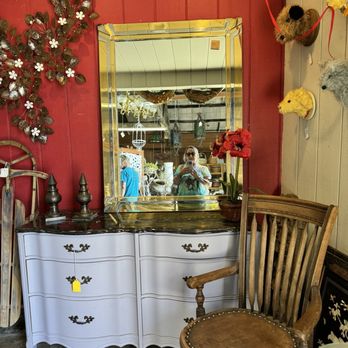 Modern Antiquarium - Wow - Antiques Near Me - Healdsburg, California Modern Antiquarium - Wow - Antiques Near Me - Healdsburg, California