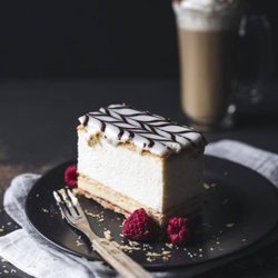 La Cage - Pâte feuilletée, de crème fouettée, de crème pâtissière, de confiture de framboises et recouverte d'un fondant vanille-chocolat.