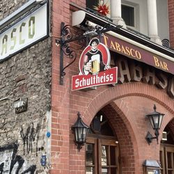 Tabasco - welche Farbe assoziiert man mit Tabasco:  Rot - hier sogar Schultheiss-Rot   (gibt's auch hier im Glase..)!