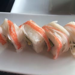 Favoritto- camarón, queso y aguacate por dentro; surimi de cangrejo por fuera.