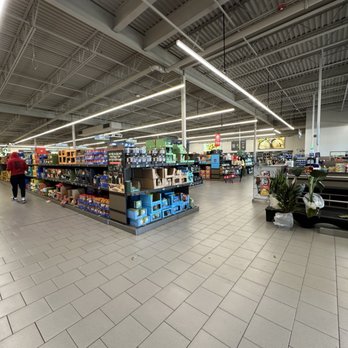 ALDI - Remarkably dirty looking floors, the building interior has aged very poorly since last renovation. - Grocery Near Me - Palatine, Illinois
