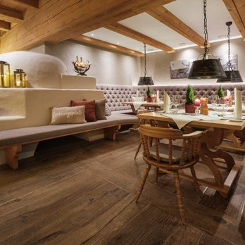 Restaurant Waldhaus - Innenraum mit Tischen und Bänken im Restaurant Waldhaus - German Near Me - Ofterschwang, BY Restaurant Waldhaus - Innenraum mit Tischen und Bänken im Restaurant Waldhaus - German Near Me - Ofterschwang, BY