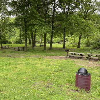 George Owens Nature Park - Outdoor picnic tables next to fishing lake - Parks Near Me - Independence, Missouri