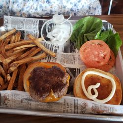 Rooster's Pub - Cheeseburger
