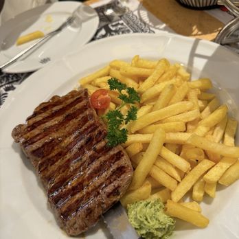 Swiss Chuchi - Grilled Beef Entrecôte with Herb Butter - Fondue Near Me - Zürich, ZH Swiss Chuchi - Grilled Beef Entrecôte with Herb Butter - Fondue Near Me - Zürich, ZH