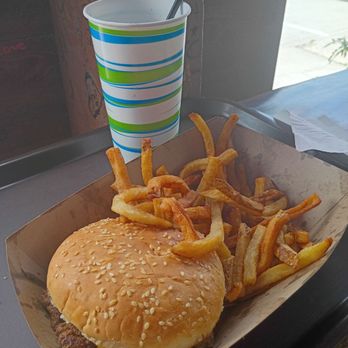 Maggies Kitchen - Cheeseburger and fries - Burgers Near Me - Ouray, Colorado Maggies Kitchen - Cheeseburger and fries - Burgers Near Me - Ouray, Colorado