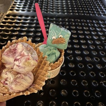 Scoops Ice Cream & Candy - Ice Cream & Frozen Yogurt Near Me - Kenosha, Wisconsin Scoops Ice Cream & Candy - Ice Cream & Frozen Yogurt Near Me - Kenosha, Wisconsin